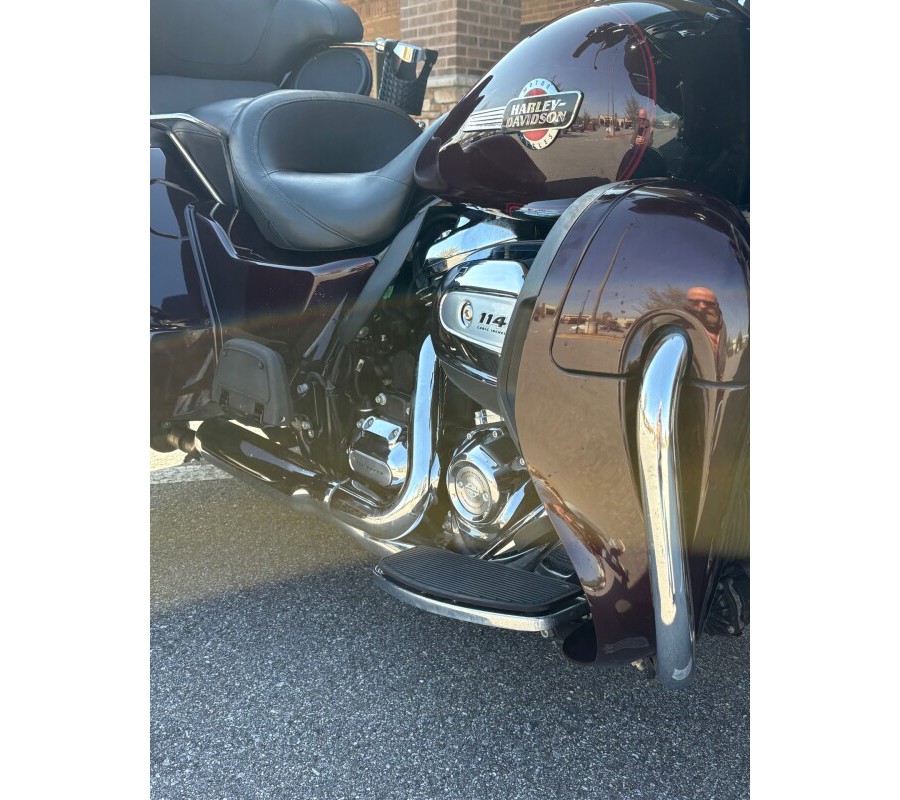 2022 Tri Glide Ultra Midnight Crimson and Vivid Black