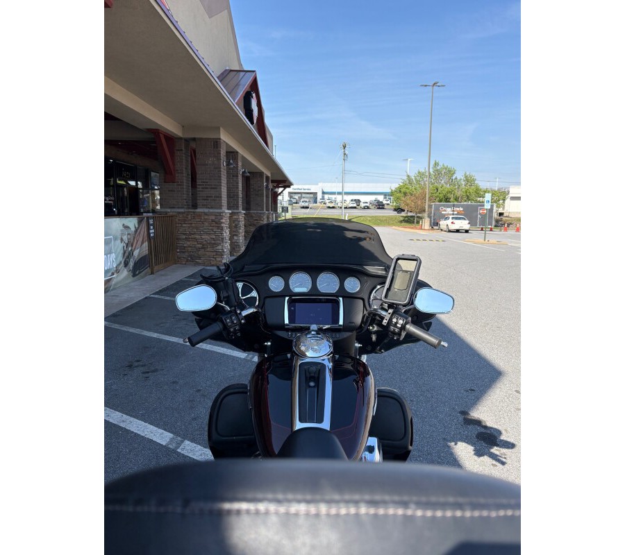 2022 Tri Glide Ultra Midnight Crimson and Vivid Black