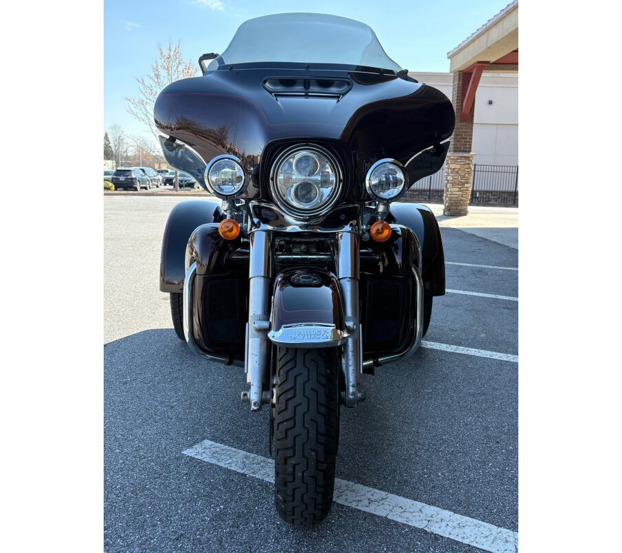 2022 Tri Glide Ultra Midnight Crimson and Vivid Black