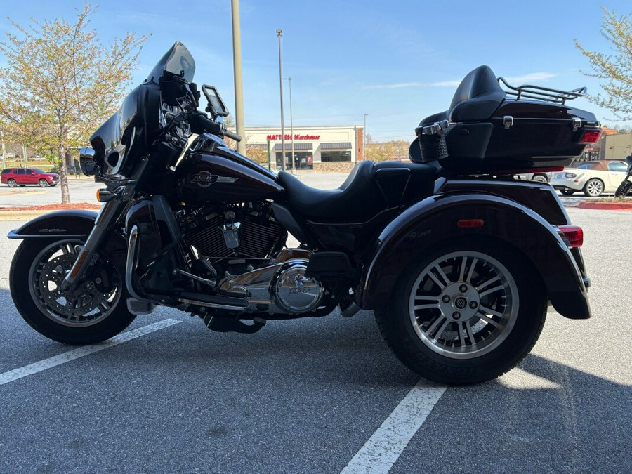 2022 Tri Glide Ultra Midnight Crimson and Vivid Black