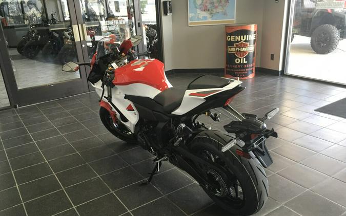 YZF-R7
