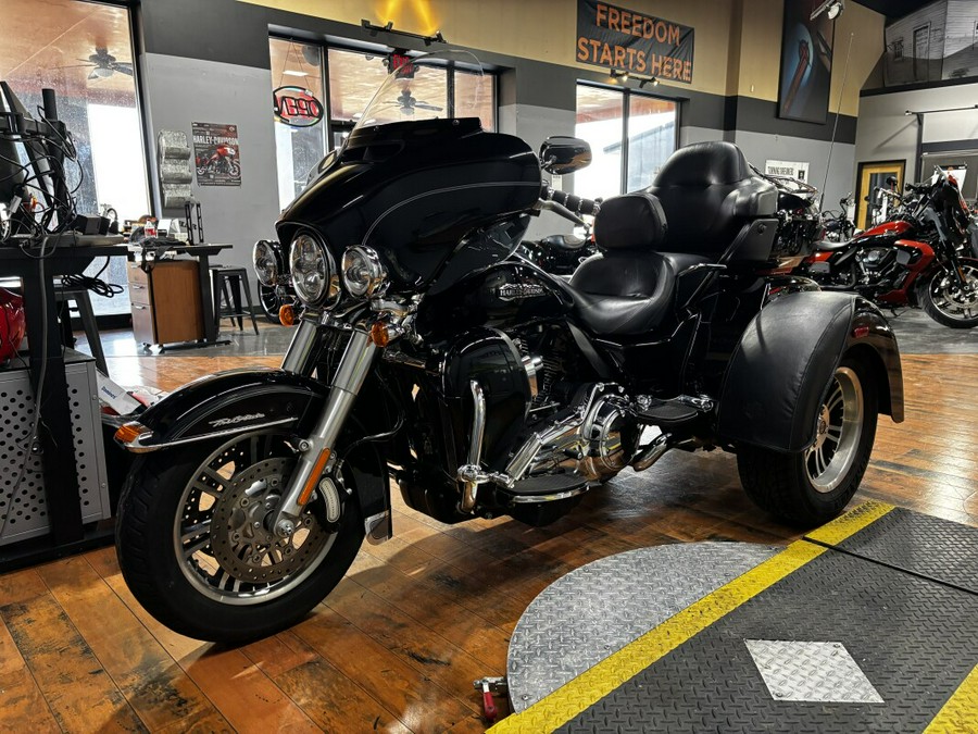 2014 Harley-Davidson® Tri Glide® Ultra BLACK W/ PINSTRIPE