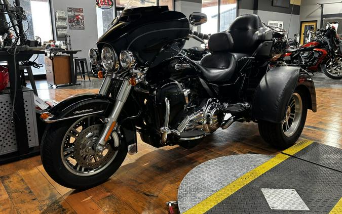 2014 Harley-Davidson® Tri Glide® Ultra BLACK W/ PINSTRIPE