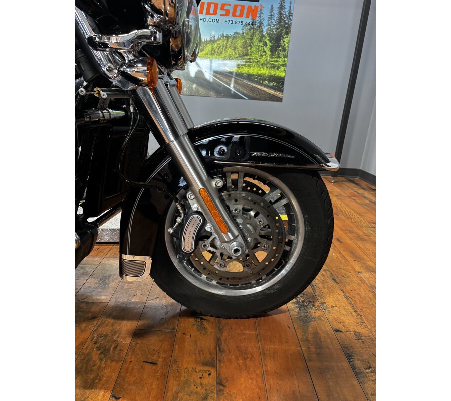 2014 Harley-Davidson® Tri Glide® Ultra BLACK W/ PINSTRIPE