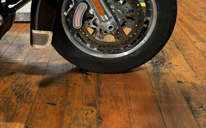 2014 Harley-Davidson® Tri Glide® Ultra BLACK W/ PINSTRIPE
