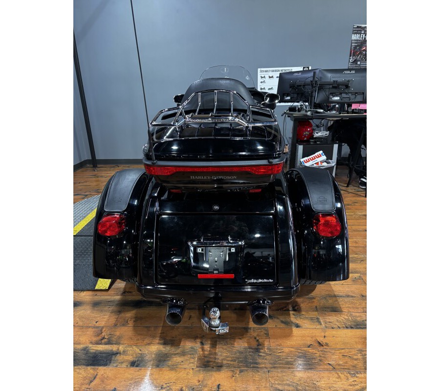 2014 Harley-Davidson® Tri Glide® Ultra BLACK W/ PINSTRIPE