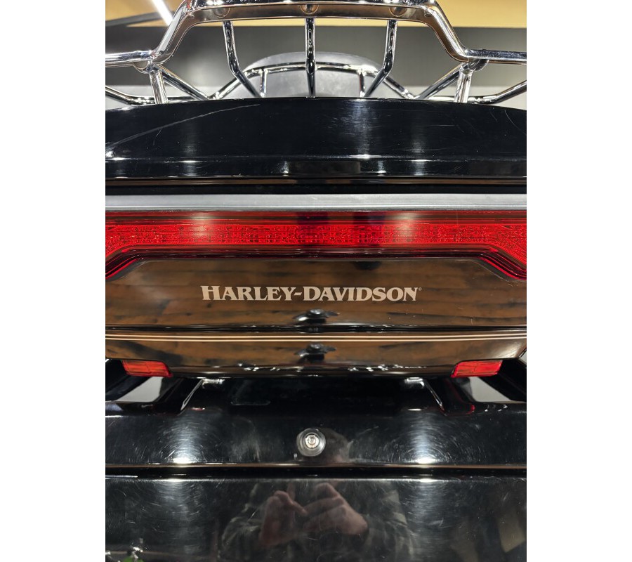 2014 Harley-Davidson® Tri Glide® Ultra BLACK W/ PINSTRIPE