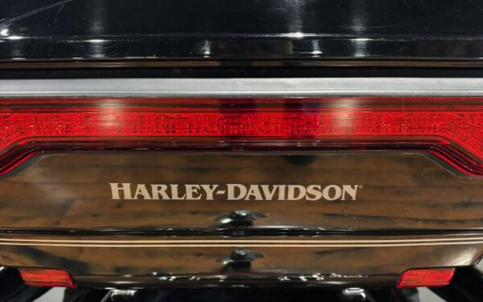 2014 Harley-Davidson® Tri Glide® Ultra BLACK W/ PINSTRIPE