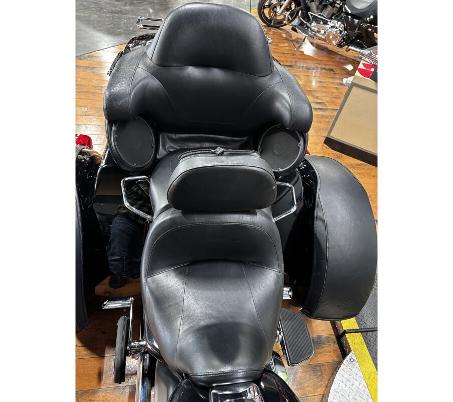 2014 Harley-Davidson® Tri Glide® Ultra BLACK W/ PINSTRIPE
