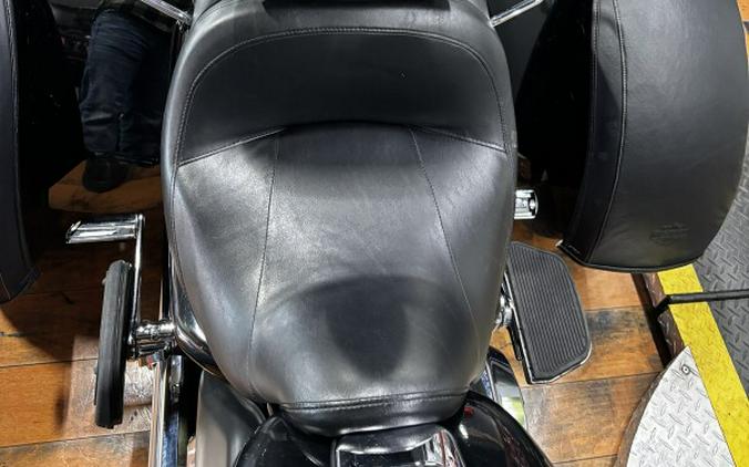 2014 Harley-Davidson® Tri Glide® Ultra BLACK W/ PINSTRIPE