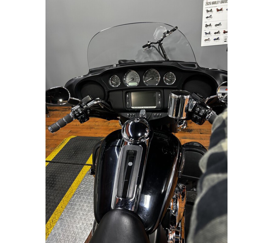 2014 Harley-Davidson® Tri Glide® Ultra BLACK W/ PINSTRIPE