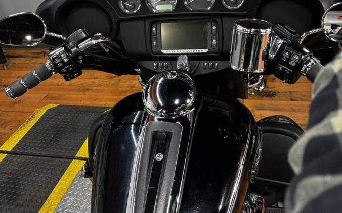 2014 Harley-Davidson® Tri Glide® Ultra BLACK W/ PINSTRIPE
