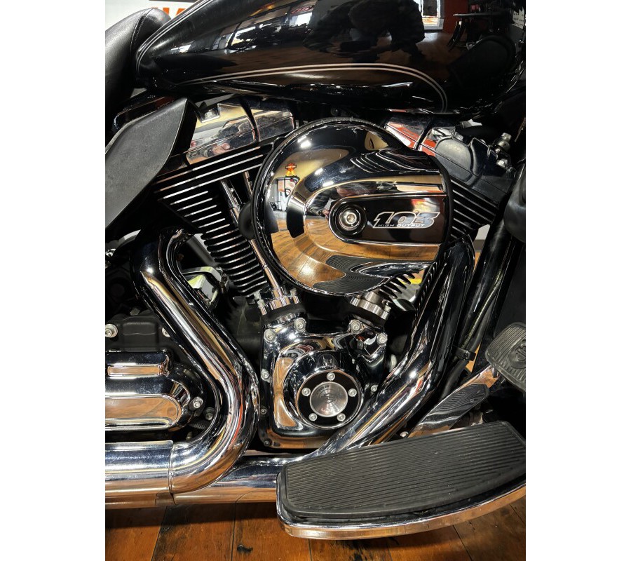 2014 Harley-Davidson® Tri Glide® Ultra BLACK W/ PINSTRIPE