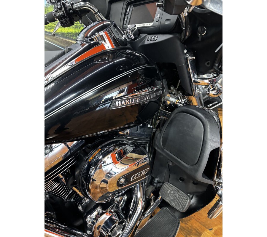 2014 Harley-Davidson® Tri Glide® Ultra BLACK W/ PINSTRIPE