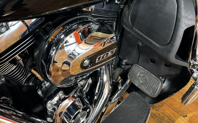 2014 Harley-Davidson® Tri Glide® Ultra BLACK W/ PINSTRIPE