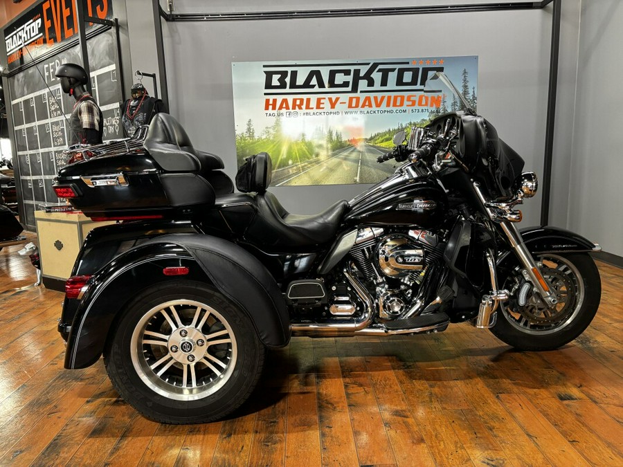 2014 Harley-Davidson® Tri Glide® Ultra BLACK W/ PINSTRIPE