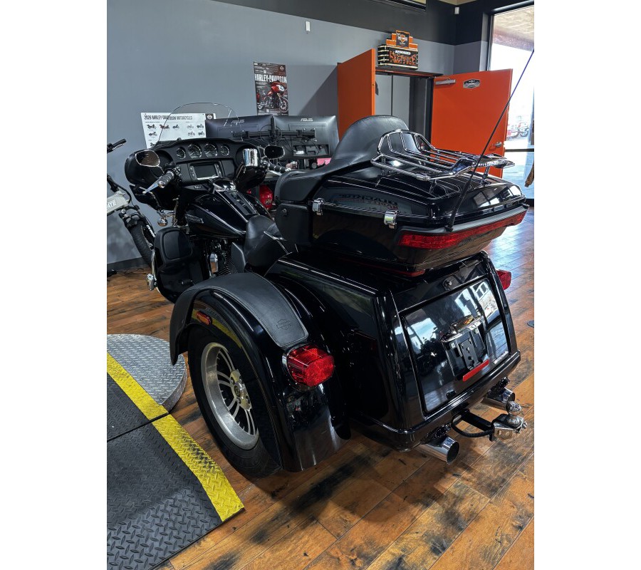 2014 Harley-Davidson® Tri Glide® Ultra BLACK W/ PINSTRIPE