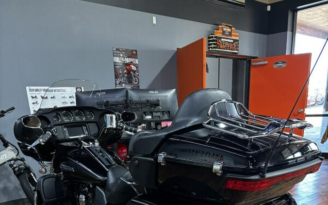 2014 Harley-Davidson® Tri Glide® Ultra BLACK W/ PINSTRIPE