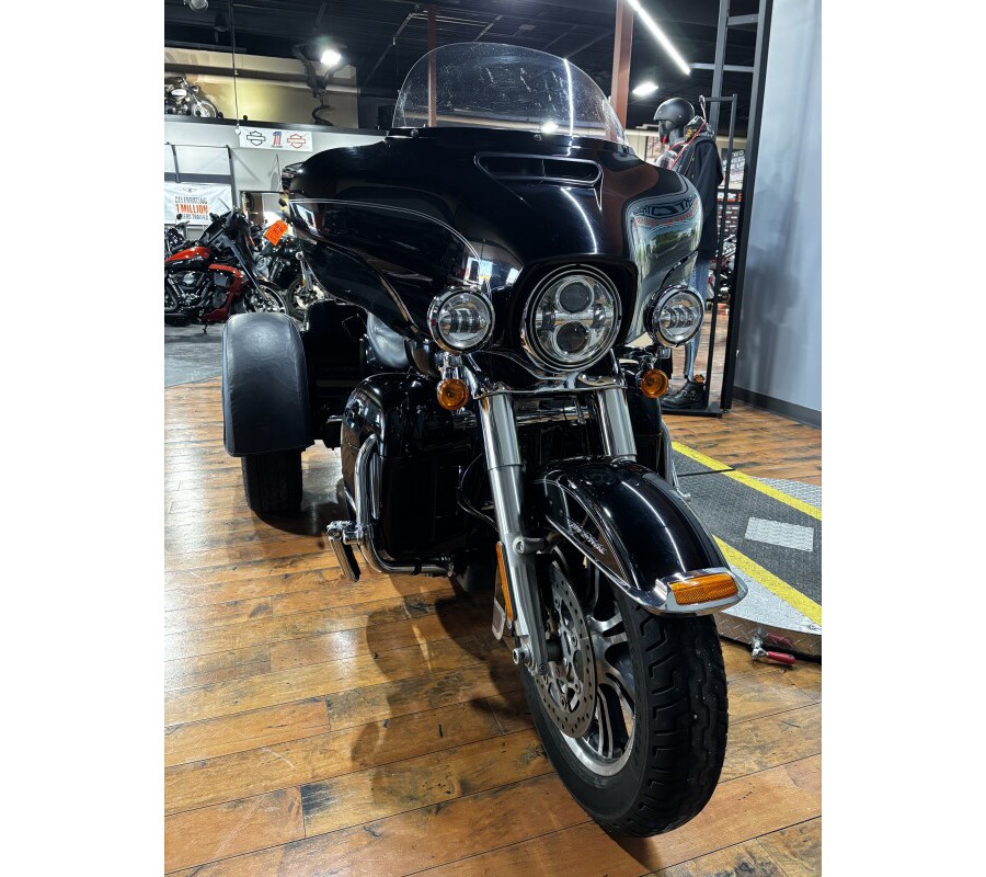 2014 Harley-Davidson® Tri Glide® Ultra BLACK W/ PINSTRIPE