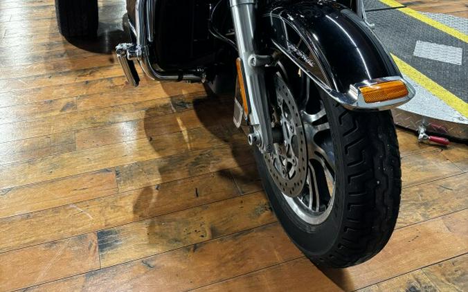 2014 Harley-Davidson® Tri Glide® Ultra BLACK W/ PINSTRIPE