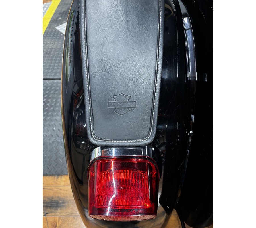 2014 Harley-Davidson® Tri Glide® Ultra BLACK W/ PINSTRIPE