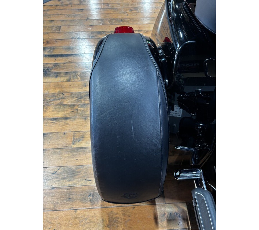 2014 Harley-Davidson® Tri Glide® Ultra BLACK W/ PINSTRIPE