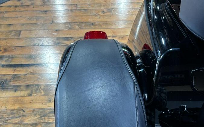 2014 Harley-Davidson® Tri Glide® Ultra BLACK W/ PINSTRIPE