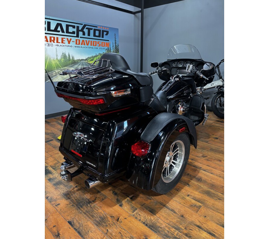 2014 Harley-Davidson® Tri Glide® Ultra BLACK W/ PINSTRIPE