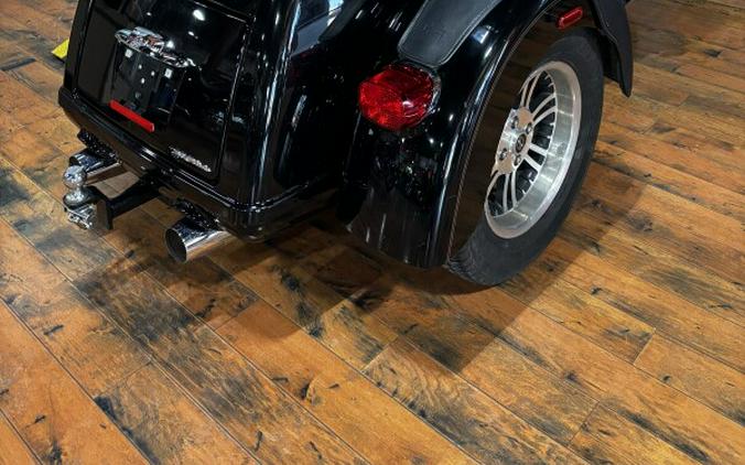 2014 Harley-Davidson® Tri Glide® Ultra BLACK W/ PINSTRIPE