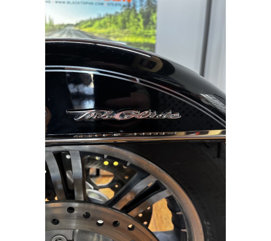 2014 Harley-Davidson® Tri Glide® Ultra BLACK W/ PINSTRIPE