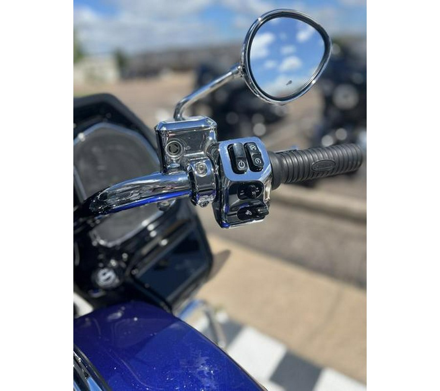 2022 Indian Motorcycle® Challenger® Limited Spirit Blue Metallic/Black Metallic