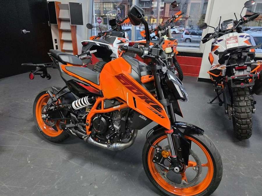 2025 KTM Duke 390