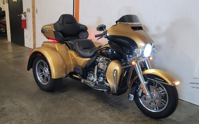 2017 Harley-Davidson® Tri Glide® Ultra Two-Tone Black Hills Gold/Black Quartz FLHTCUTG