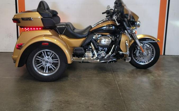 2017 Harley-Davidson® Tri Glide® Ultra Two-Tone Black Hills Gold/Black Quartz FLHTCUTG