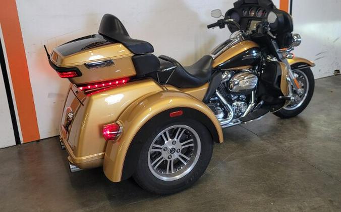2017 Harley-Davidson® Tri Glide® Ultra Two-Tone Black Hills Gold/Black Quartz FLHTCUTG