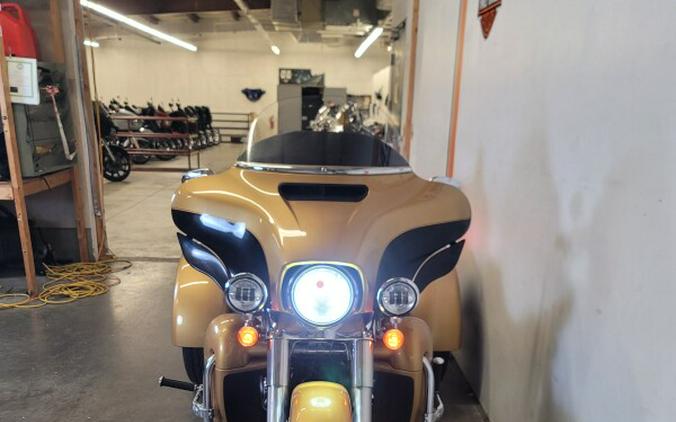 2017 Harley-Davidson® Tri Glide® Ultra Two-Tone Black Hills Gold/Black Quartz FLHTCUTG