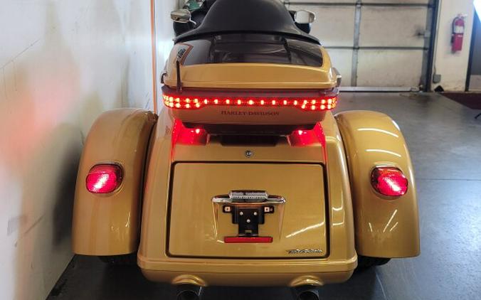 2017 Harley-Davidson® Tri Glide® Ultra Two-Tone Black Hills Gold/Black Quartz FLHTCUTG