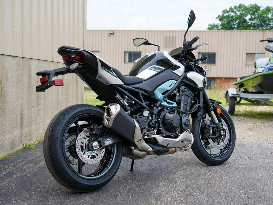 2025 Kawasaki Z900 ABS Galaxy Silver/Metallic Spark Black
