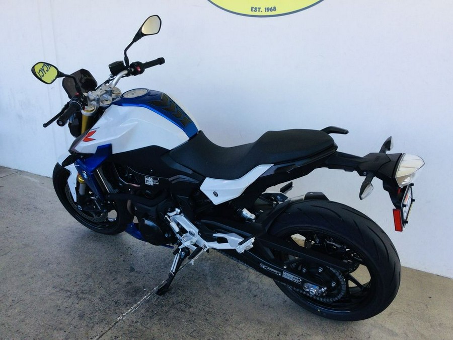 2022 BMW F 900 R Light White/Racing Blue Metallic/Racing Red