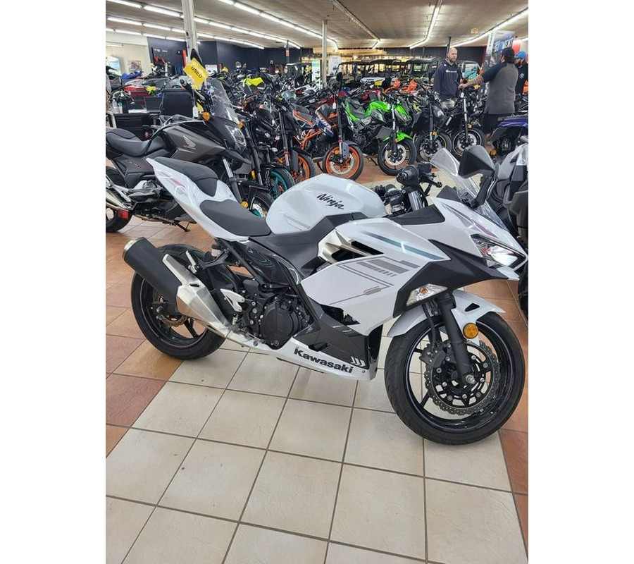 2023 Kawasaki Ninja® 400 Pearl Blizzard White/Metallic Carbon Gray