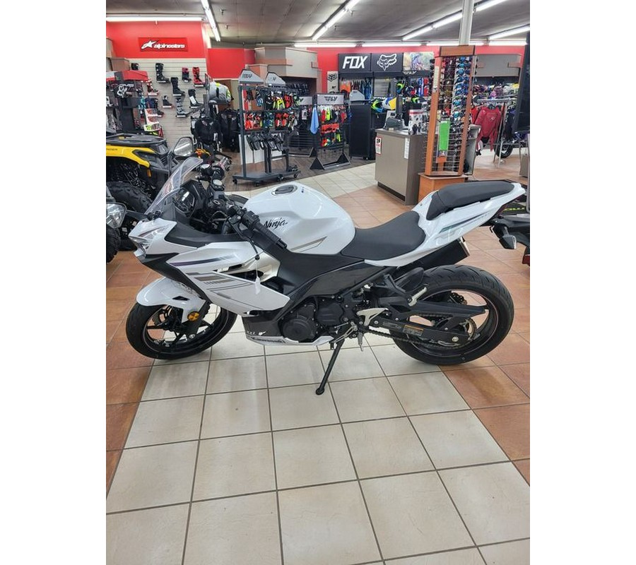 2023 Kawasaki Ninja® 400 Pearl Blizzard White/Metallic Carbon Gray