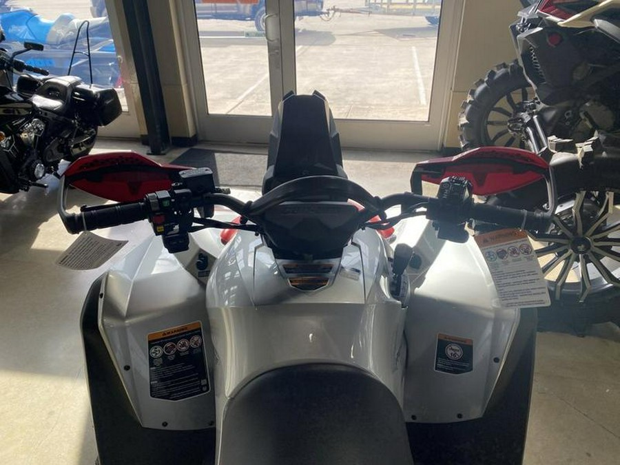 2026 Can-Am® Renegade X mr 1000 R Hyper Silver & Legion Red