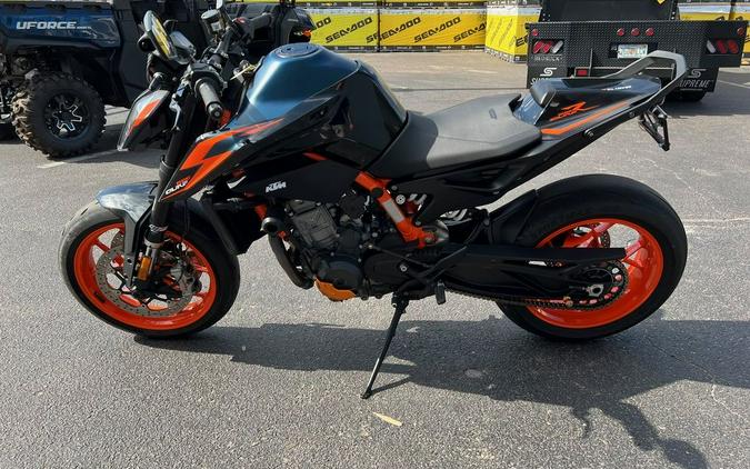 2022 KTM 890 Duke R