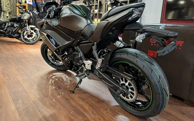 2024 Kawasaki Ninja® 650 Metallic Matte Graphenesteel Gray/Ebony