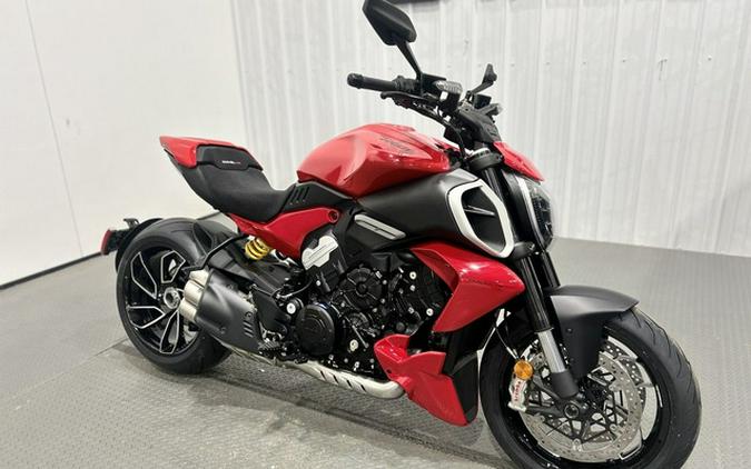 2025 DUCATI Diavel V4 Ducati Red