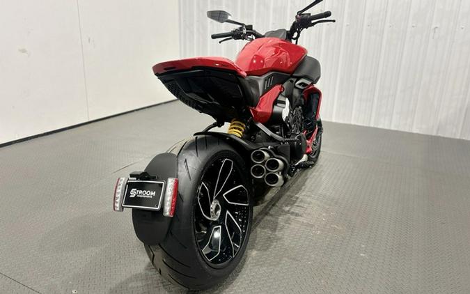 2025 DUCATI Diavel V4 Ducati Red