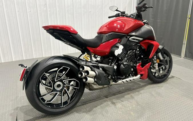 2025 DUCATI Diavel V4 Ducati Red