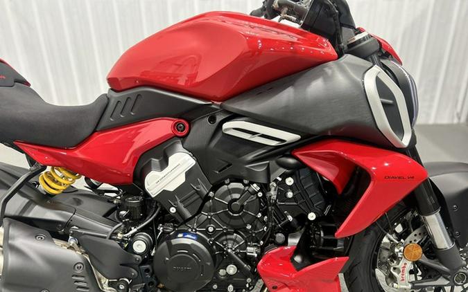 2025 DUCATI Diavel V4 Ducati Red