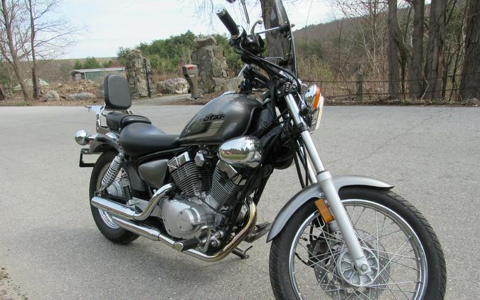 2017 Yamaha V-STAR 250. WITH WINDSHIELD AND LOW MILES