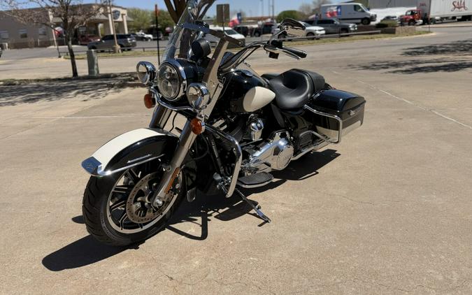 2022 Harley-Davidson® Police Road Glide® BLACK & WHITE